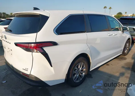 2021 Toyota Sienna Le z USA, uszkodzony, nr VIN 5TDKRKEC1MS016840